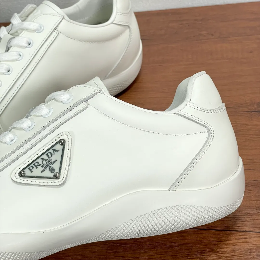 💰720 Code: YS003342 Prada/Prada men’s new leather sneakers. This sneaker is made of imported calf leather and is inspired by classic aesthetic concepts. The tongue is decorated with the recognizable P RADA MILANO embossed logo, the outside is decorated with the classic triangular metal enamel logo, and the all-metal enamel eyelets further enhance the style. Equipped with 3.5cm iconic red label lightweight elastic rubber soles, fabric and cowhide mixed lining, and silk-printed logo cowhide foot pads. The style is versatile and durable, comfortable and breathable, and comes with a full set of original packaging dust bags! Code number: 39-40-41-42-43-44 standard leather shoe code (45 can be customized but returns and exchanges are not supported) Item number: 2EE768 white